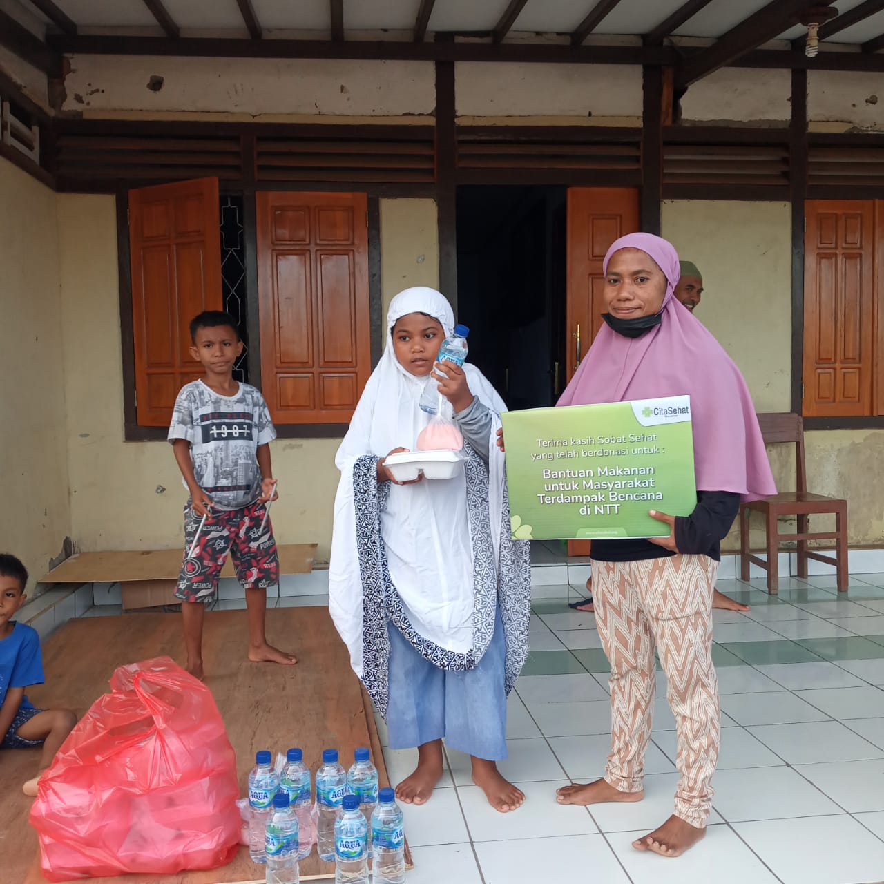 Cita Sehat menyalurkan bantuan makanan untuk para pengungsi di Flores, NTT