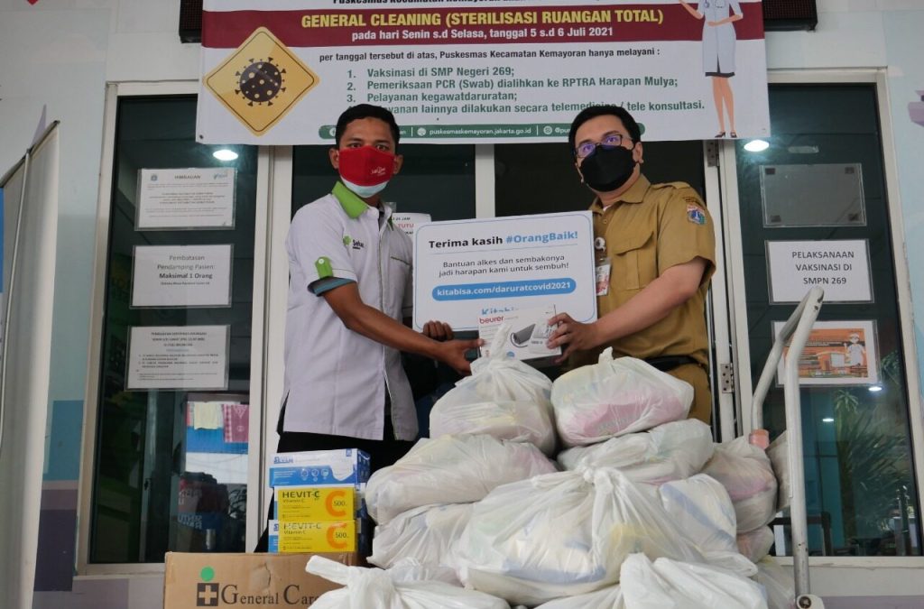 Cita Sehat dan Kitabisa membagikan sembako dan healthkit untuk 2 Puskesmas di Jakarta. Paket sembako yang berisi beras 5kg, minyak 1 liter, gula 1 kg dan tepung 1 kg serta health kit yang berisi oximeter, masker medis, tensimeter digital, vitamin C 500mg serta Vitamin D 400mg diterima dengan baik oleh pihak Puskesmas.
