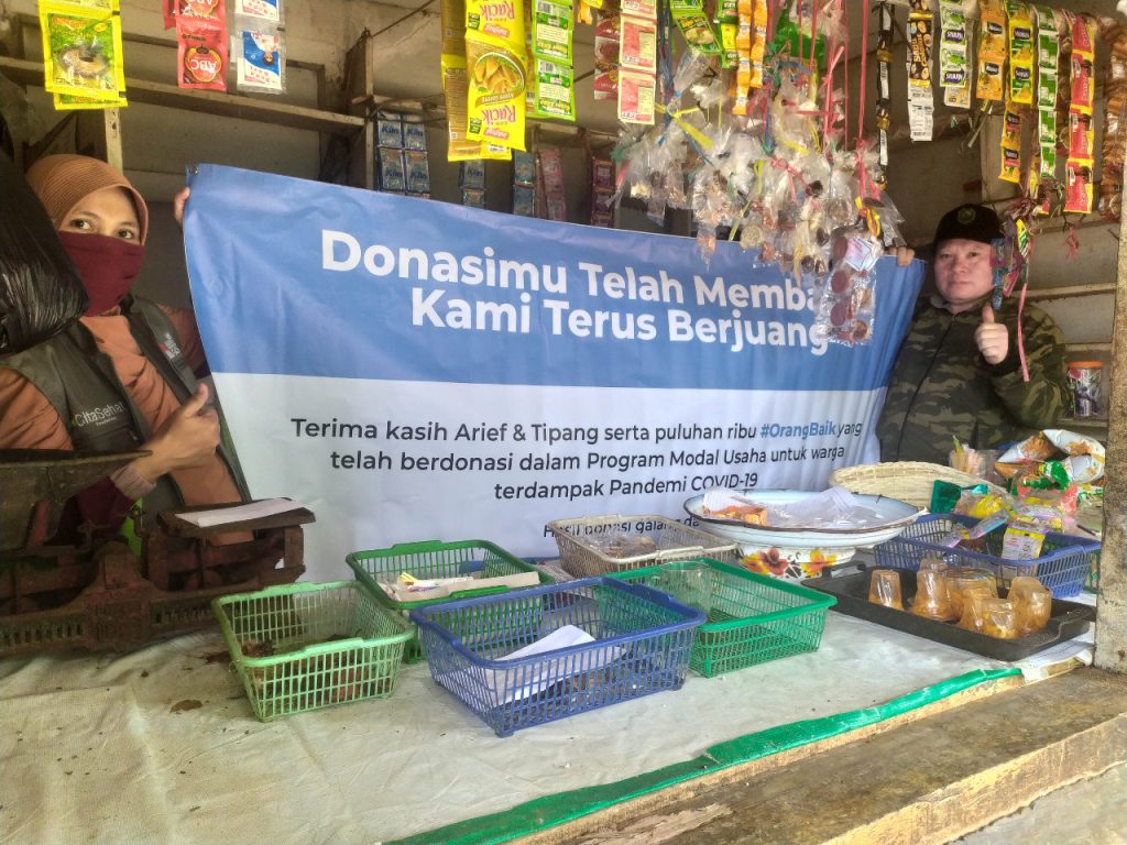 Penyaluran bantuan modal usaha dari penggalangan dana Program Modal Usaha Arief & Tipang di Kitabisa bagi pemilik warung yang terdampak Pandemi Covid-19 di Kota Bandung