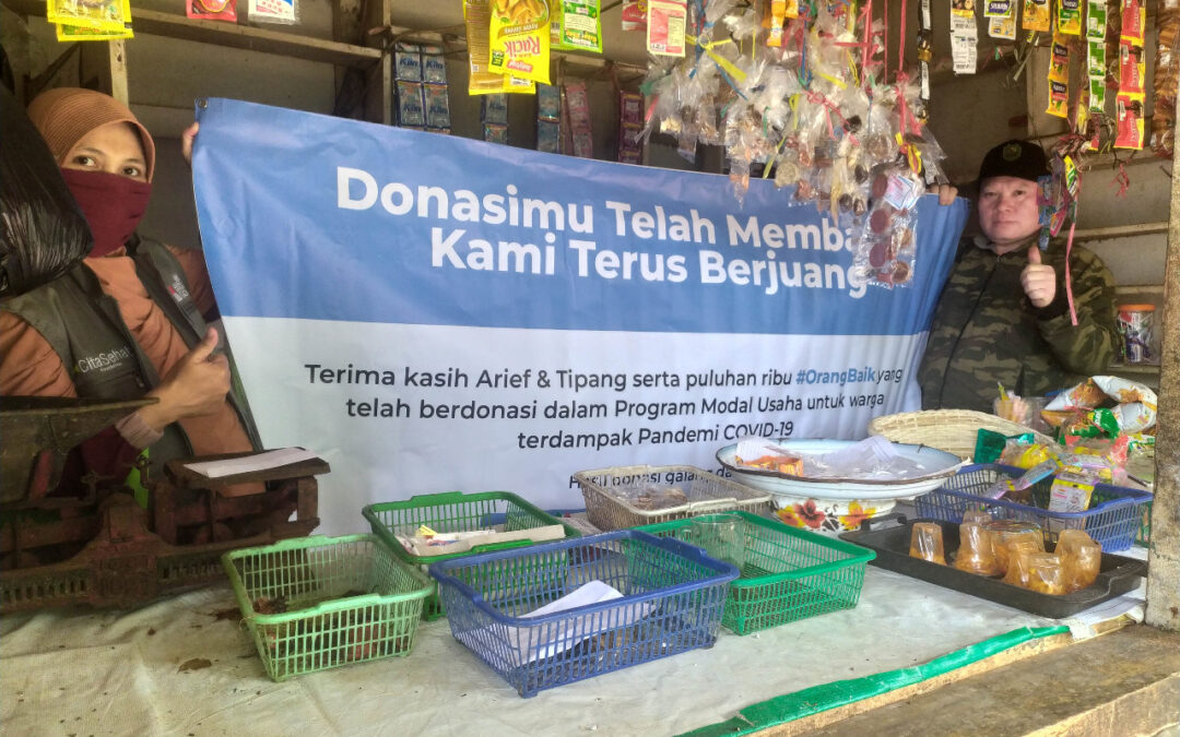 Penyaluran bantuan modal usaha dari penggalangan dana Program Modal Usaha Arief & Tipang di Kitabisa bagi pemilik warung yang terdampak Pandemi Covid-19 di Kota Bandung