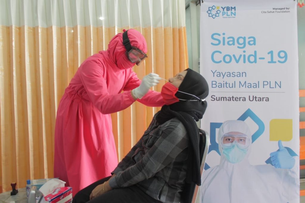 YBM PLN bersama Cita Sehat Founcation menggulirkan program Siaga Cvid-19 yang terdiri dari bebrapa kegiatan yaitu screening covid dengan Rapid Antigen, Pemberian Vitamin, Suplemen, Obat dan Logistik kepada pasien yang sedang melakukan isolasi mandiri, dan bantuan vitamin untuk pasien recovery.