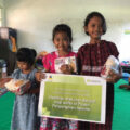 Anak-anak di posko pengungsian Semeru menerima bantuan makanan bergizi dari Cita Sehat