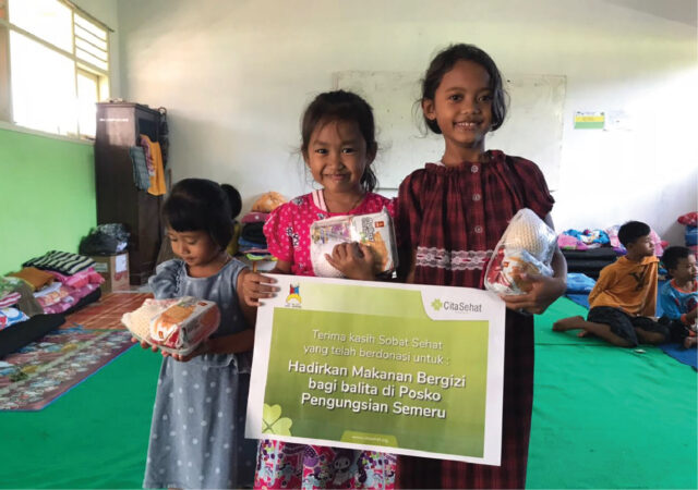 Anak-anak di posko pengungsian Semeru menerima bantuan makanan bergizi dari Cita Sehat