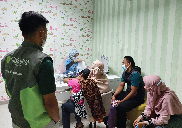 Tim CIta Sehat membantu proses pengobatan penderita Cerebral Palsy di RS Edelweiss Bandung