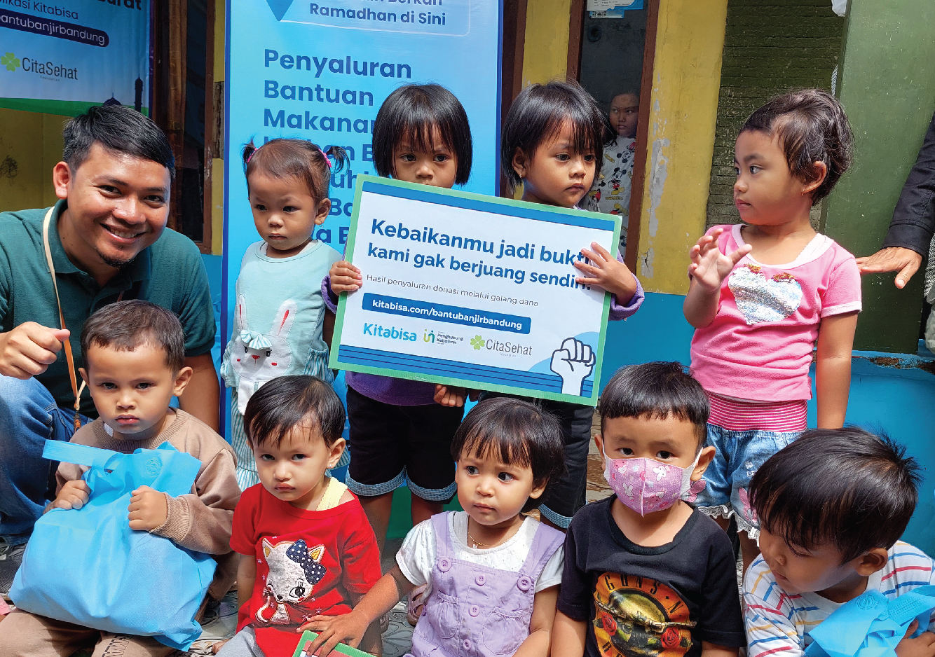 Penyerahan bantuan paket bergizi dari Cita Sehat bersama Kitabisa kepada warga terdampak Banjir Dayeuhkolot