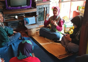 Pelatihan kader di Posyandu Kampung Serasi Kecamatan Ibun