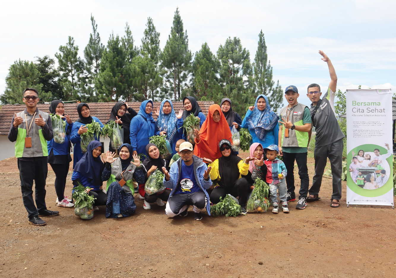 Peringatan Hari Kesehatan Nasional yang ke-58 di Bandung diwarnai dengan senam sehat, edukasi kesehatan (PHBS) dan pembagian buah dan sayur