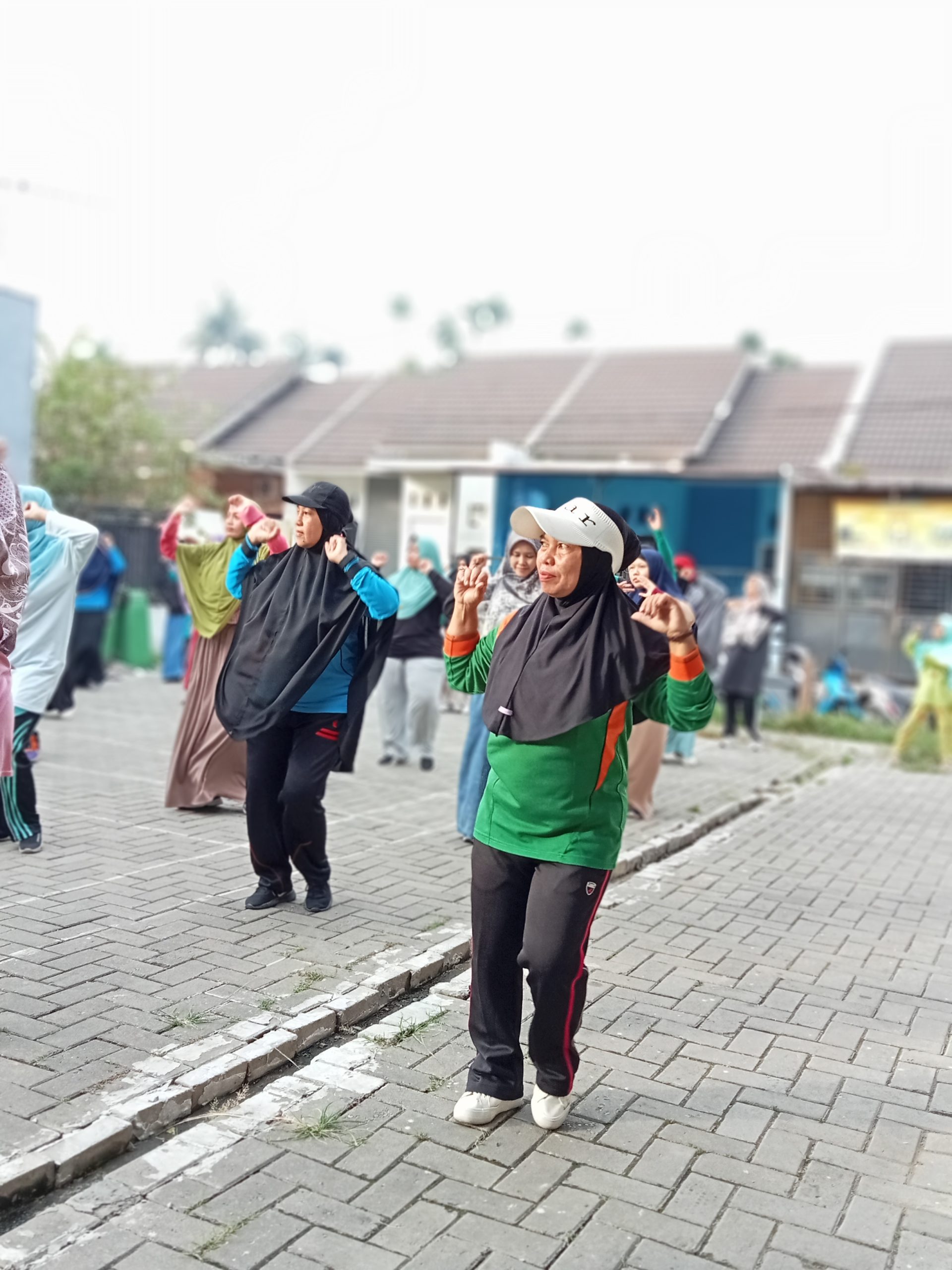 ibu lansia senam di medan