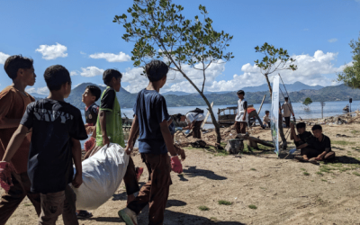 Bima Islamic Boarding School Students Take Impressive Action to Clean Up Lewintana Beach—the First Step in the “Kampung Seraya” Movement for a Healthy Indonesia!