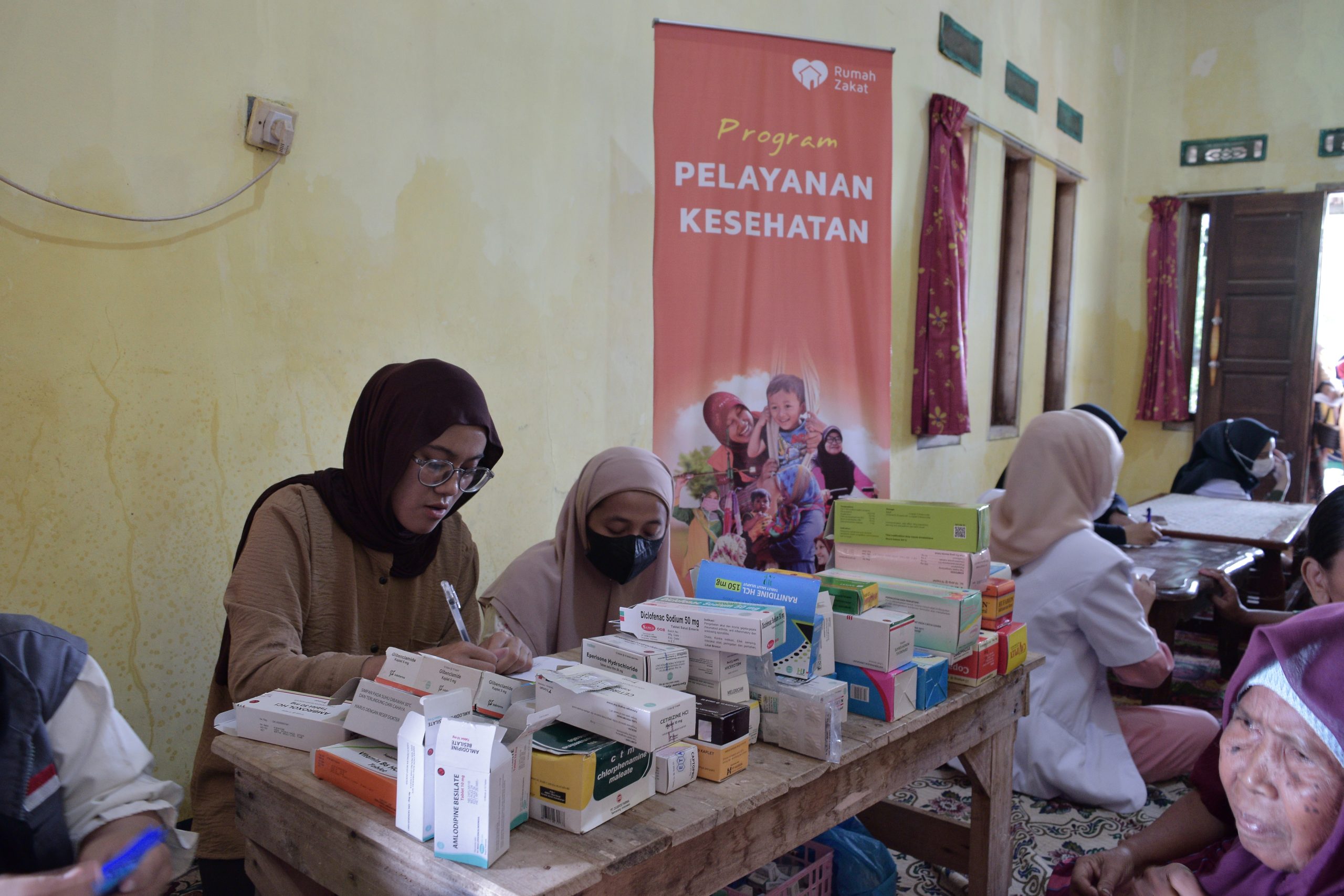 pemberian obat Rumah Zakat
